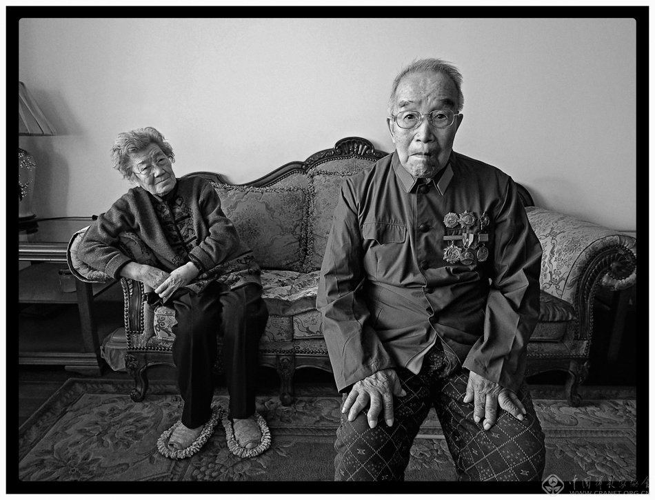 《100 个人的战争》 · 黑明 · 限量签名摄影版画