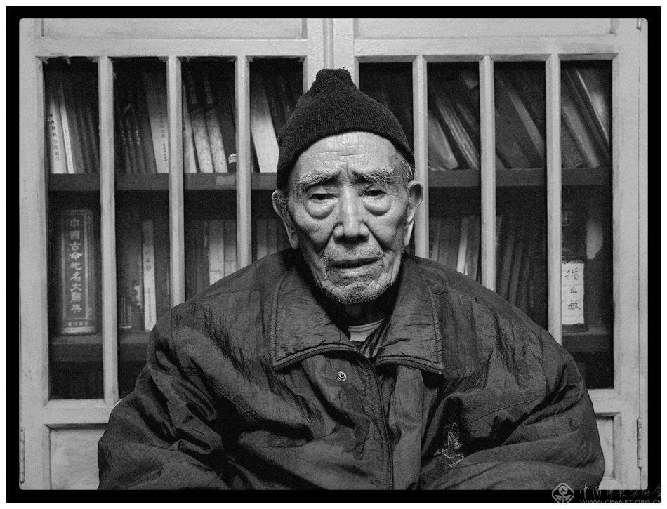 《100 个人的战争》 · 黑明 · 限量签名摄影版画
