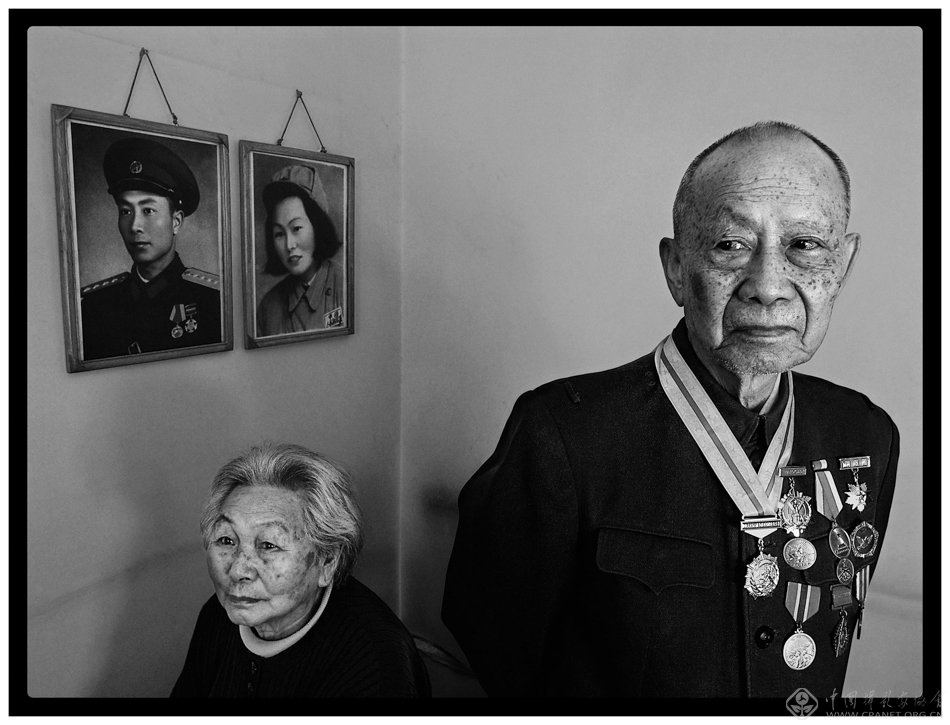 《100 个人的战争》 · 黑明 · 限量签名摄影版画