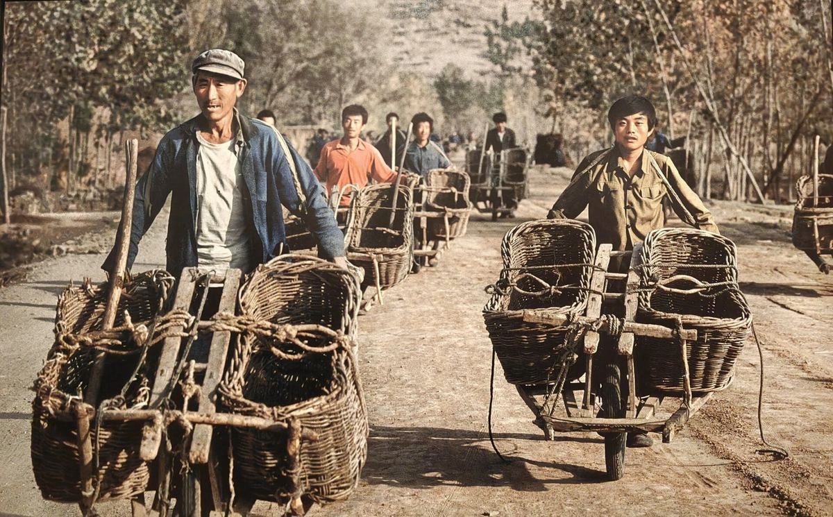 《黄河百姓》：独轮车队 · 朱宪民 · 限量签名摄影版画